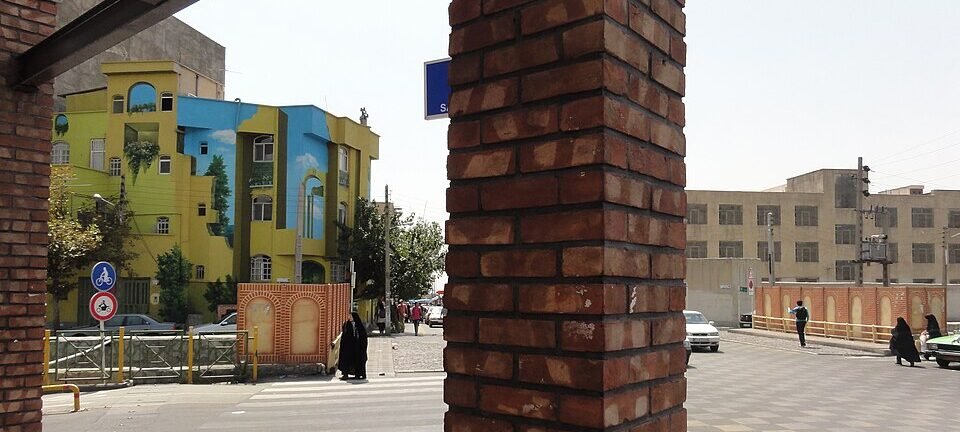 Iranian market shoppers facing rising prices and currency instability in Tehran